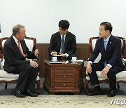 김영호 통일, 英 상원의원 만나 "北 인권, 국제사회와 협력할 것"