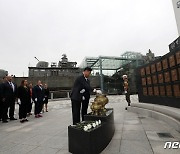 천안함 희생자 애도하는 한미 국방·외교 대표단