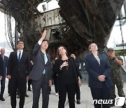 천안함 살펴보는 한미대표단