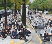 "선생님의 꿈은 남은 우리가 이룰게요" 숨진 대전 교사 눈물의 추모제