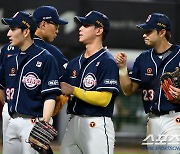 [포토] 이승엽 감독, 강승호 사이클링히트 축하!