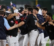 '박승욱 끝내기 밀어내기' 롯데, 연장 끝 키움 5-4 제압… 키움 8연패