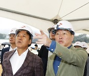 [Photo News] SK chief inspects chip cluster