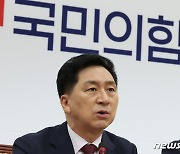 "1급살인" "무개념 연예인"…김기현은 왜 '투사'가 됐나