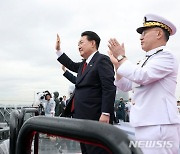 윤석열 대통령, 인천상륙작전 해상사열