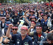 국토부 규탄대회에서 구호 외치는 전국건설노조