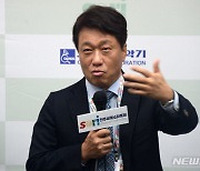 답변하는 이왕준 전주세계소리축제 위원장