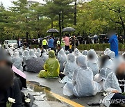 설동호 교육감 단상 오르자 등 돌린 참가자들