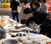 친환경디자인제품 살피는 관람객