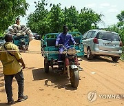 BENIN NIGER CROSS RIVER SHIPPING