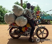 BENIN NIGER CROSS RIVER SHIPPING