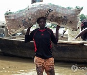 BENIN NIGER CROSS RIVER SHIPPING