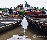 BENIN NIGER CROSS RIVER SHIPPING