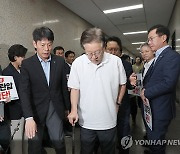 단식 중단 촉구하는 민주당 의원들