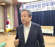 취재진 질문에 답하는 김무성