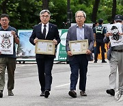 독립운동가 후손들 '육사 명예졸업증' 반납