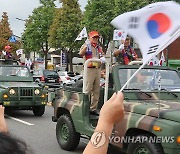 시민 환대받는 6·25 참전용사들