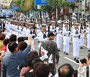 퍼레이드하는 해군 의장대