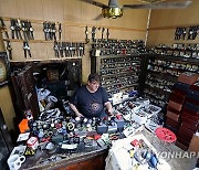 IRAQ WATCH REPAIRMAN IN BAGHDAD