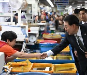 "갈수록 나아질 것"…순방 직후 민생 행보 나선 尹[통실호외]