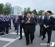 러시아 전투기 생산공장 방문한 북한 김정은