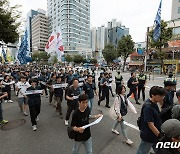 서울역으로 행진하는 집회 참가자들