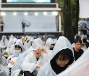 "가해자가 왜 왔나…사퇴하라" 대전교육감에 쏟아진 분노