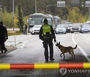 러와 국경 맞댄 핀란드 "러시아 차량 입국 금지"