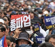 ‘파업’ 철도노조 서울 도심 집회…“요구 수용 않을 땐 2차 파업도 가능”