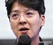 질문에 답하는 김정균 감독