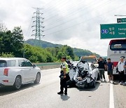 경부고속 청주IC 인근서 8중 추돌…5명 다쳐