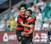 '제카 멀티골' 포항, 수원FC 꽁꽁 묶었다! 2-0 승리+9G 무패→선두 울산 압박