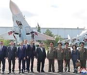 러시아 전투기 생산 공장 방문한 김정은