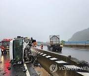 남해고속도로서 SUV·화물차 연쇄사고로 1명 부상…차량 정체도(종합)