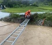 경남 전역 한때 호우특보…고립 70대 구조·침수 피해 잇따라(종합)