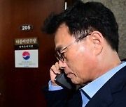 [포토]'심각하게 통화하는 박광온 원내대표'