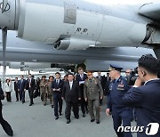 러시아 전투기 살펴보는 북한 김정은