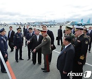 러시아 군용 비행장서 설명 듣는 北 김정은