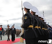 노동신문, 김정은 '러시아군 비행장' 방문 보도