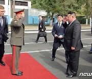 러 태평양함대 방문해 군 관계자들과 경례하는 北 김정은