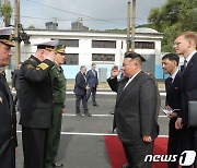 러 태평양함대 방문한 北 김정은, 군 관계자들과 경례