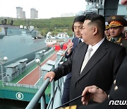 러 해군기지 간 北 김정은… 구축함 시찰