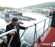 러시아 해군 구축함 살펴보는 북한 김정은