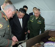 선물 주고 받는 러 국방장관과 북한 김정은