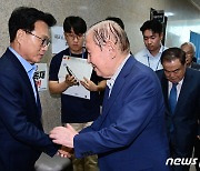 전 국회의장들과 인사 나누는 박광온 원내대표