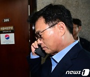 당 대표실 앞에서 통화하는 박광온 원내대표