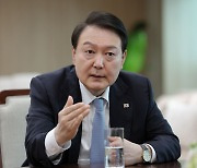 尹, AP 인터뷰 “한미일 협력 강화, 中 고립시킬 목적 아니다”