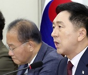 "조작주도성장"vs"조작감사"…文 반박에도 통계논란 일파만파