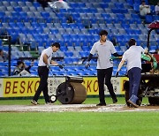 갑작스런 폭우 ‘그라운드를 사수하라!’ [포토]