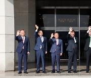 공군 1호기 향해 손 흔드는 김기현·윤재옥·이상민·김대기